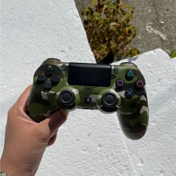 Pre-Owned Green Camo DualShock 4 Controller - Picture 10 of 11